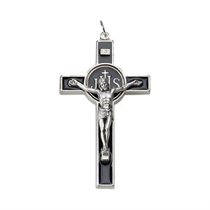 Croix, métal argenté et émail noir, 7,5 cm